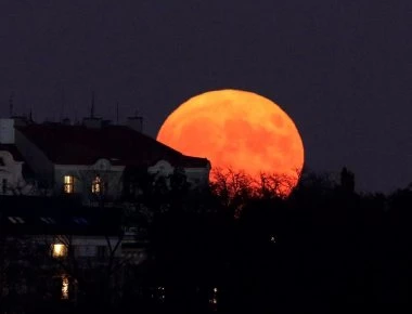 Τα μάτια ψηλά απόψε: Η μεγαλύτερη έκλειψη Σελήνης για τον 21ο αιώνα